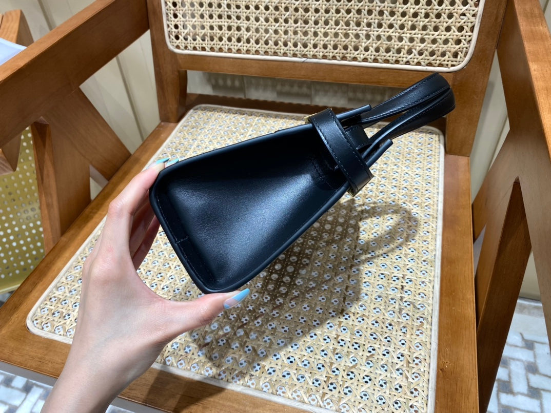 YSL Manhattan Nano Bag Black 593741 21x16x9cm